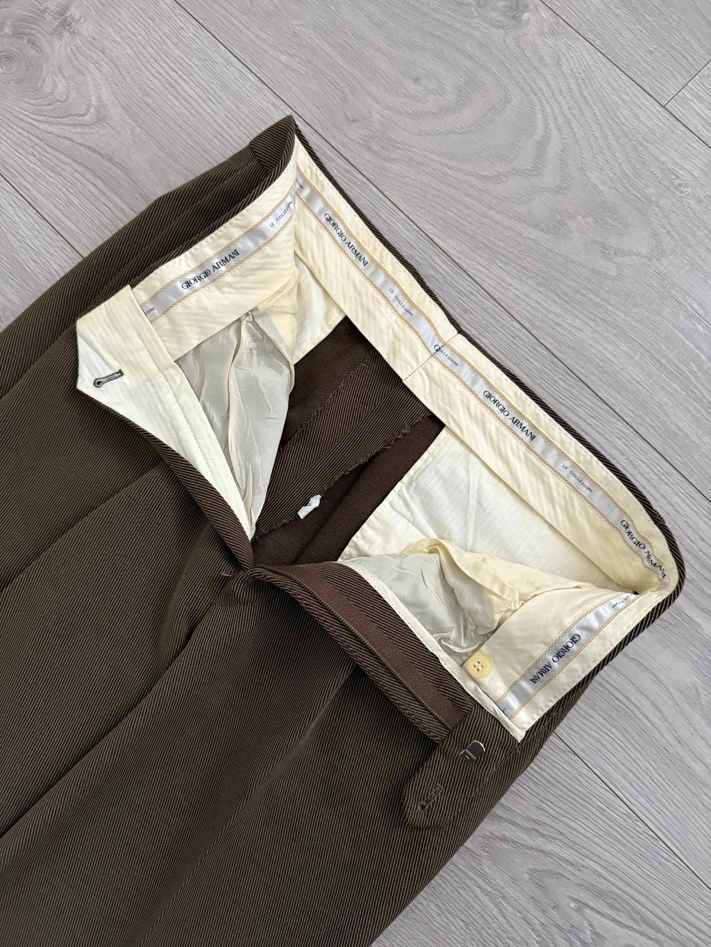 Giorgio Armani 1980s Double Breasted Pleated Wool Suit Taupe Brown New - Size L Jacket / 32" Waist