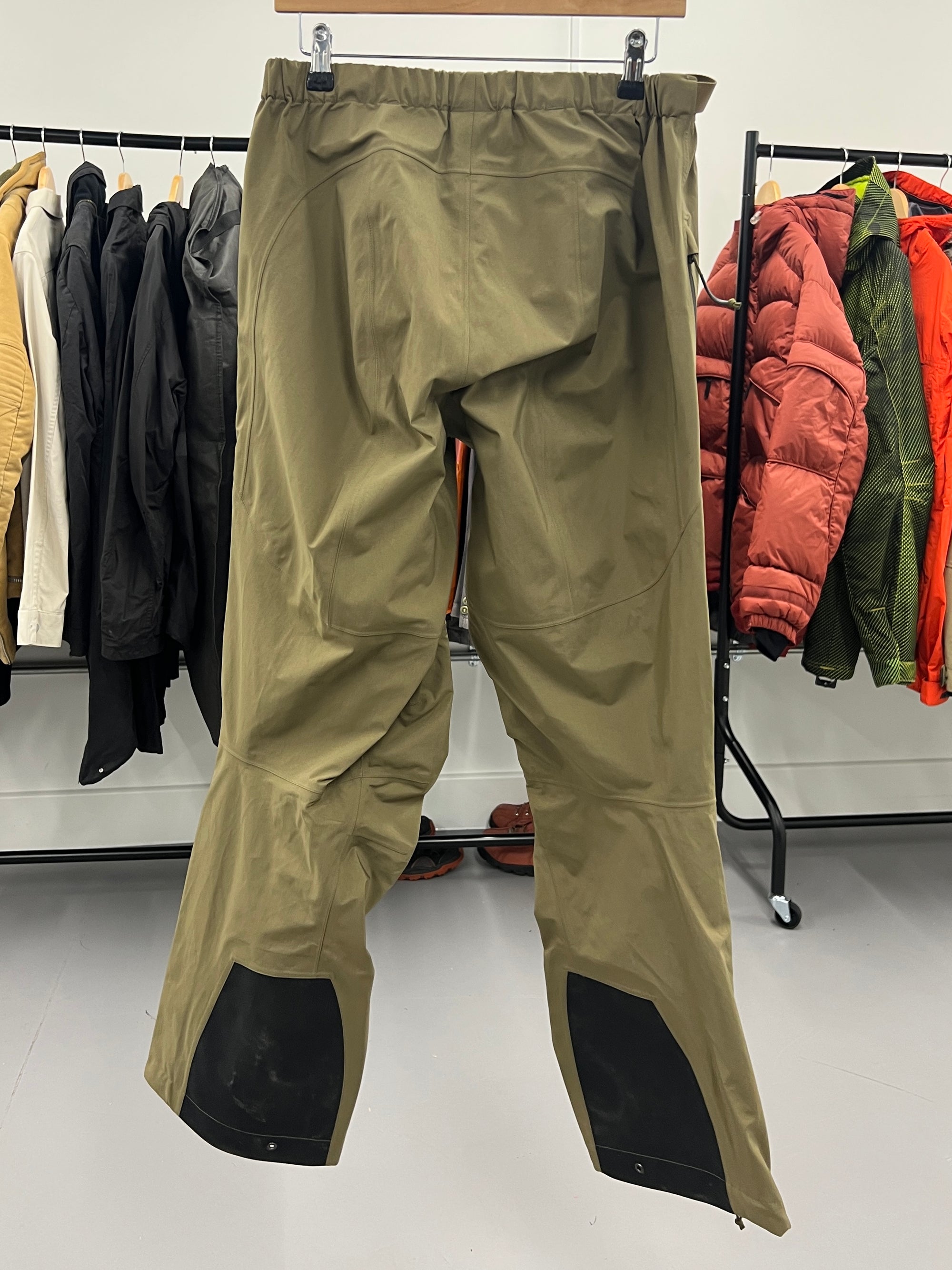 Arc'teryx LEAF Alpha Gen 1 Gore-Tex Pro Pants in Crocodile - Size L