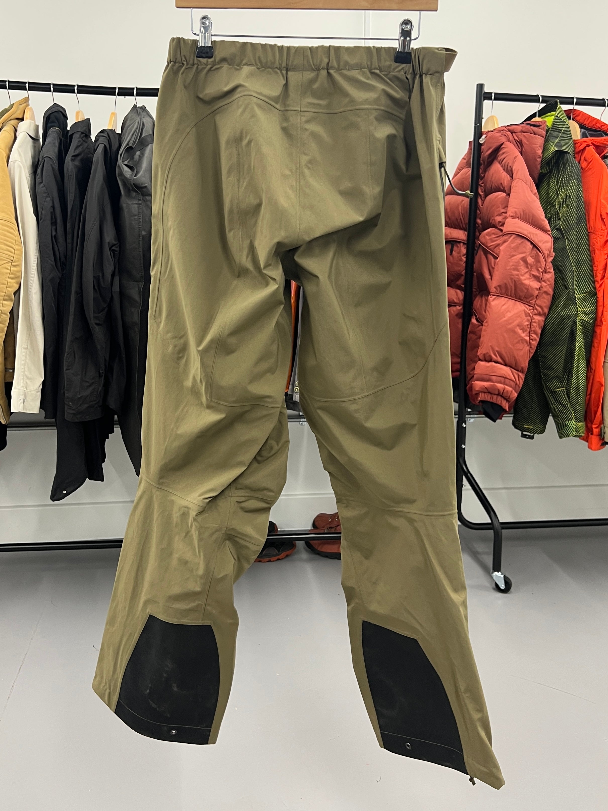 Arc'teryx LEAF Alpha Gen 1 Gore-Tex Pro Pants in Crocodile - Size L