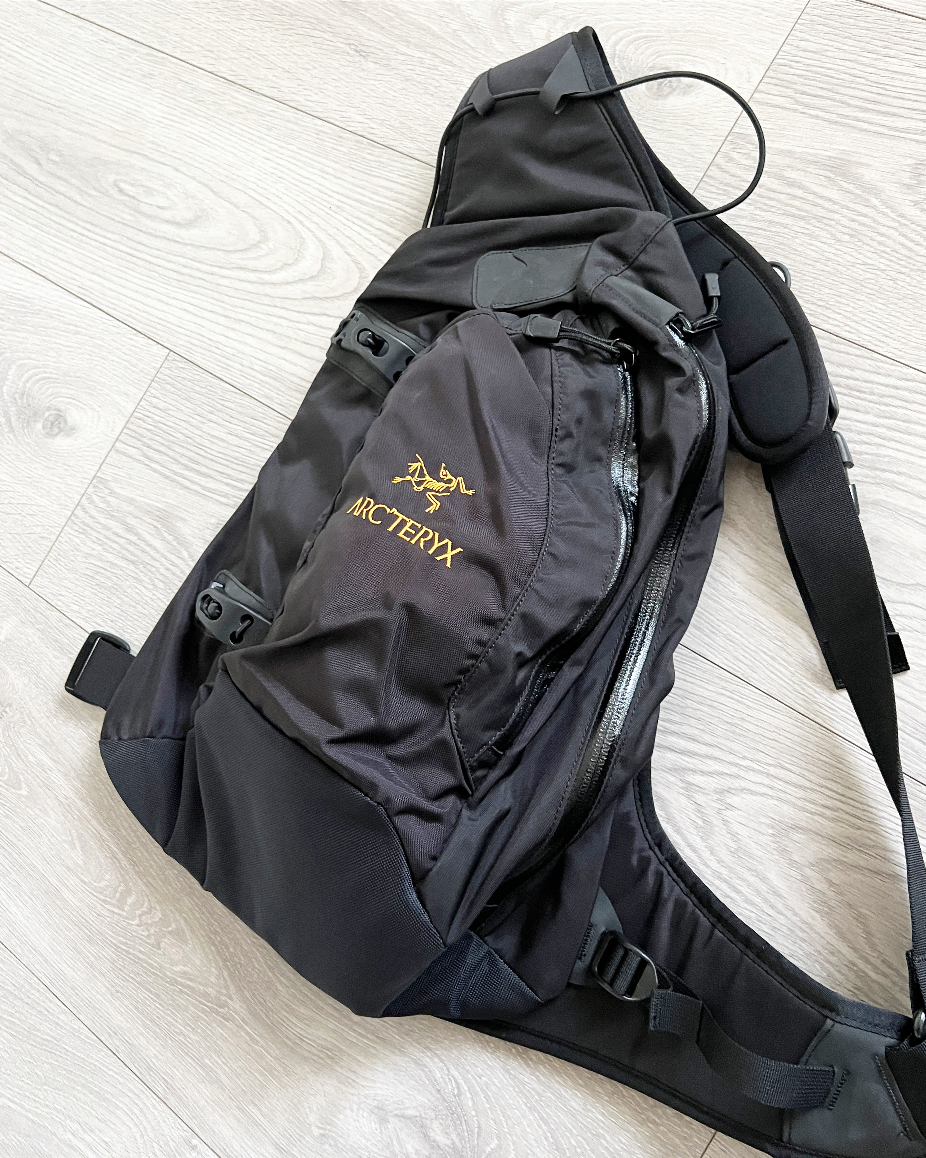 Arcteryx Quiver Vintage Crossbody Sling Bag Black/24k – NDWC0 Shop
