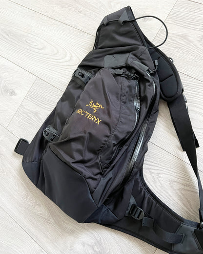 Arcteryx Quiver Vintage Crossbody Sling Bag Black/24k