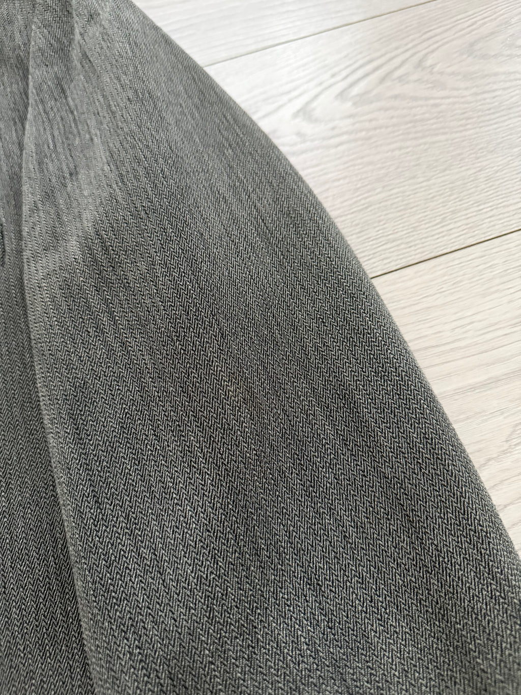 Giorgio Armani 1980s 3B Herringbone Weave Grey Pleated Wool Suit - Size XL Jacket / 32" Waist