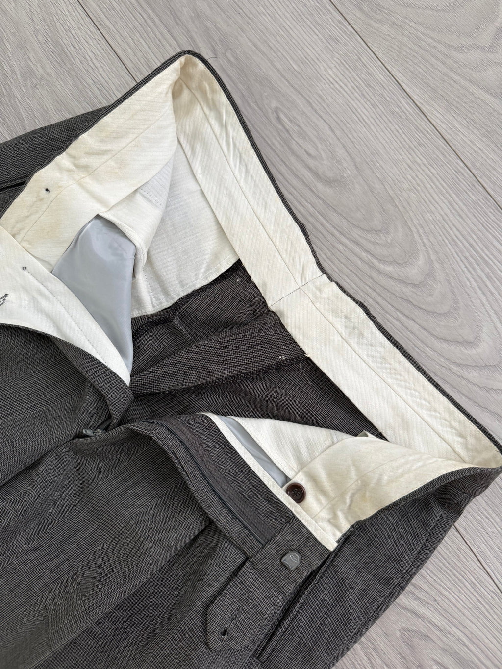 Hugo Boss 1980s 'Zeus' Peaked Lapel Double Breasted Pleated Wool Check Suit Greige - Size XL Jacket / 34" Waist