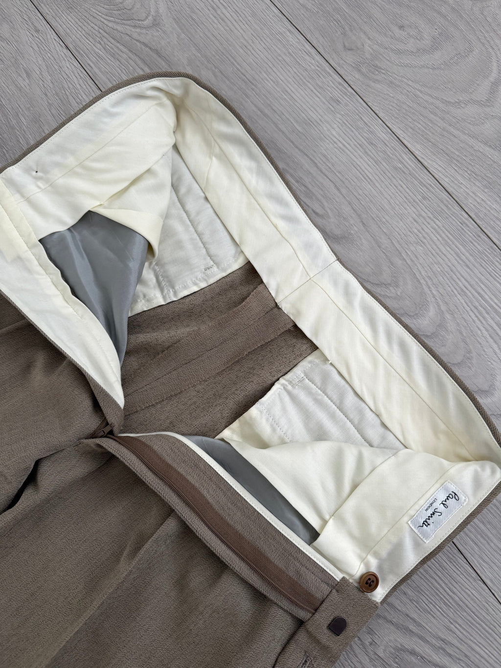 Paul Smith 1990s 3B Double Pleat Crepe Weave Wool Suit Stone Beige - Size L Jacket / 31" Waist