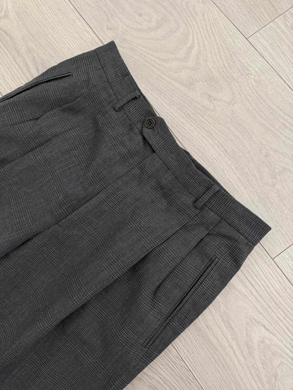 Emporio Armani 1990s 3B Prince of Wales Check Grey Pleated Wool Suit - Size L Jacket / 32" Waist