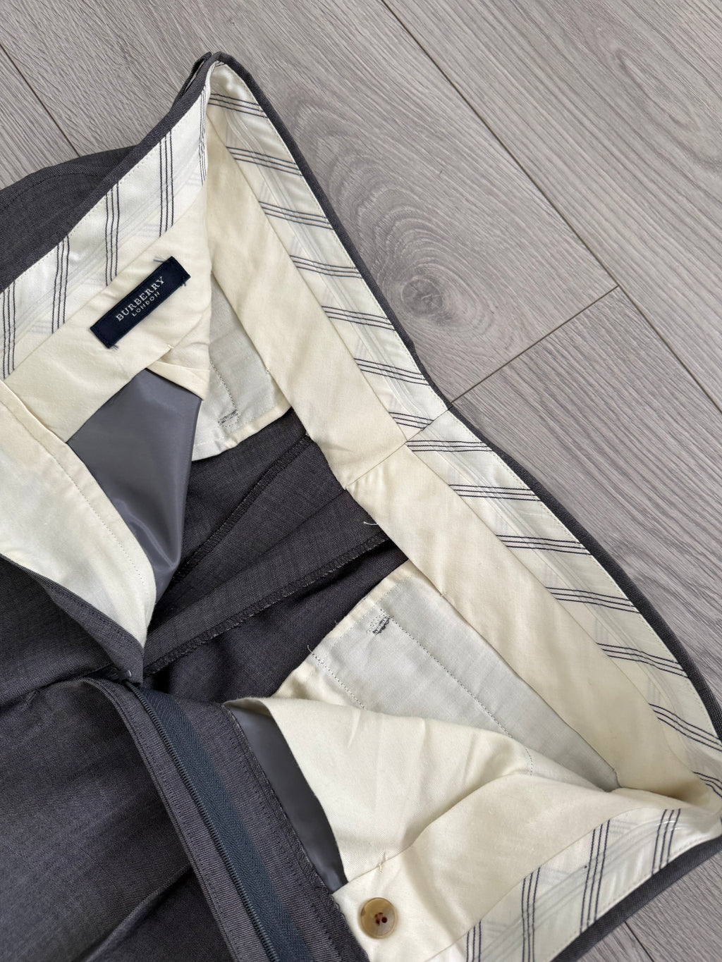 Burberry 1980s Peaked Lapel Double Breasted Pleated Wool Suit Grey - Size S Jacket / 32" Waist