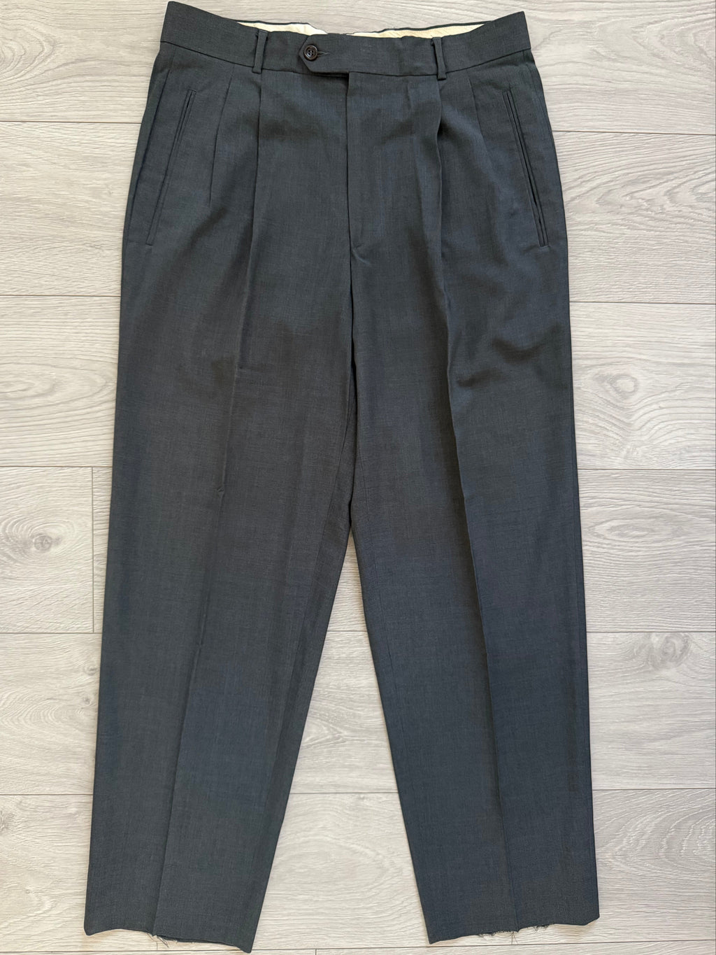 Hugo Boss 1990s 'Akropolis' 2B Zegna Fabric Pleated Wool Grey Suit - Size M Jacket / 32" Waist