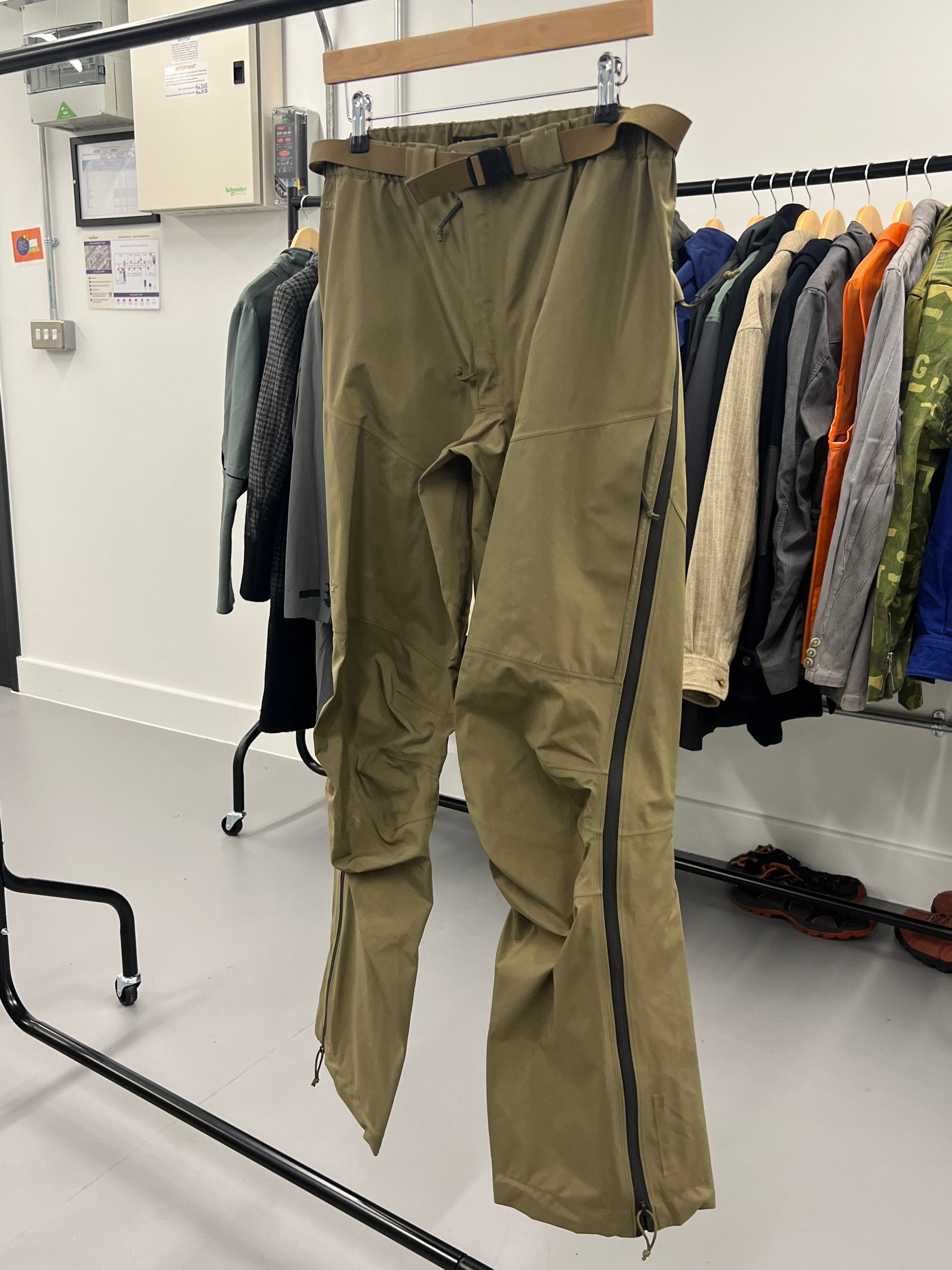Arc'teryx LEAF Alpha Gen 1 Gore-Tex Pro Pants in Crocodile - Size L