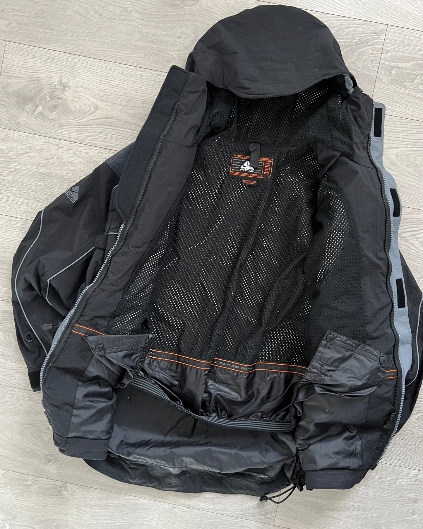 Nike ACG 00s 'Lungs Era' Waterproof Tech Cargo Jacket - Size L