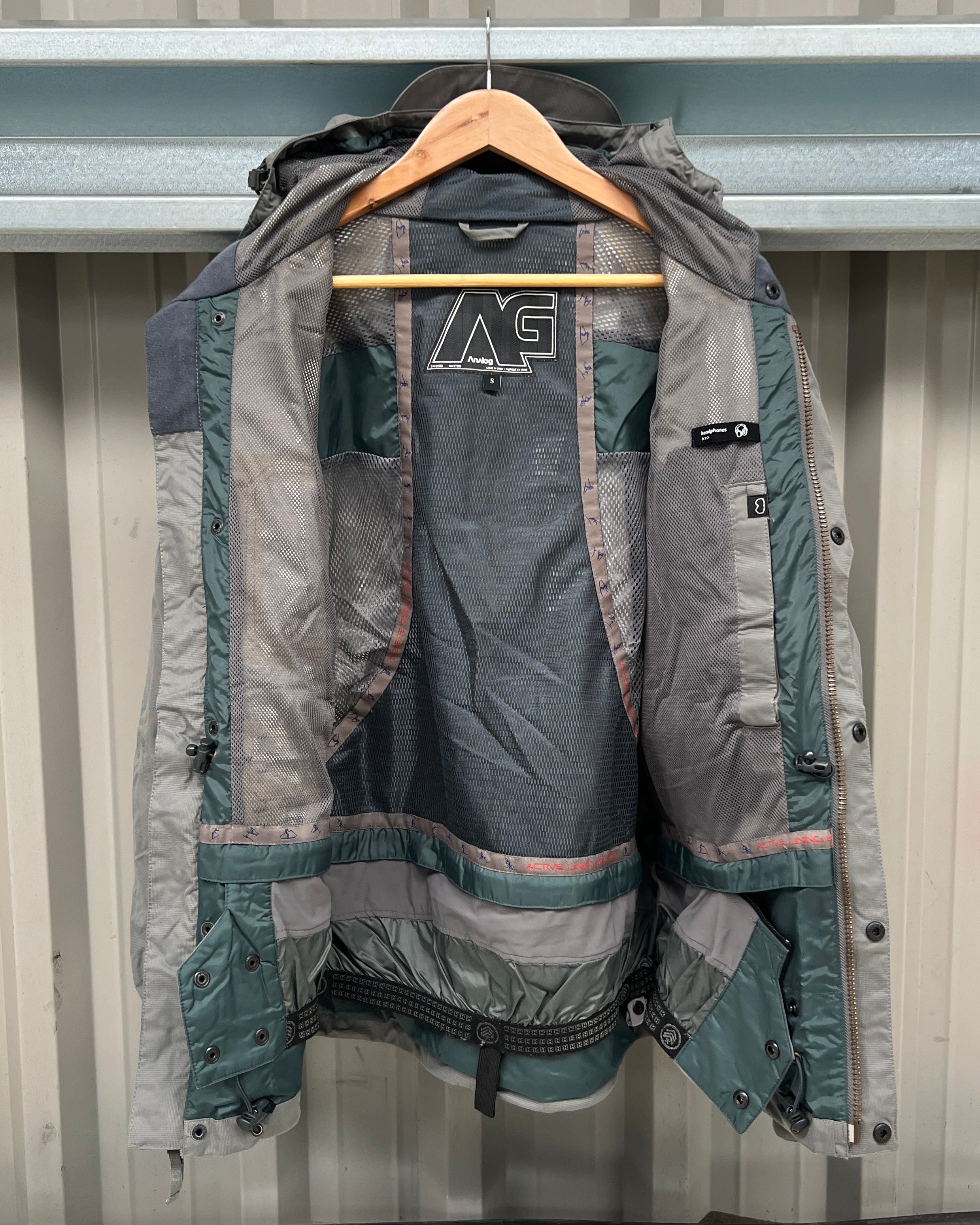 Burton Analog 00s Waterproof Technical Jacket - Size S – NDWC0 Shop