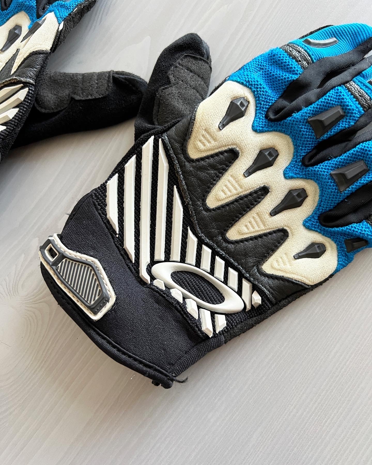 Oakley 00s Technical MTB Gloves – NDWC0 Shop