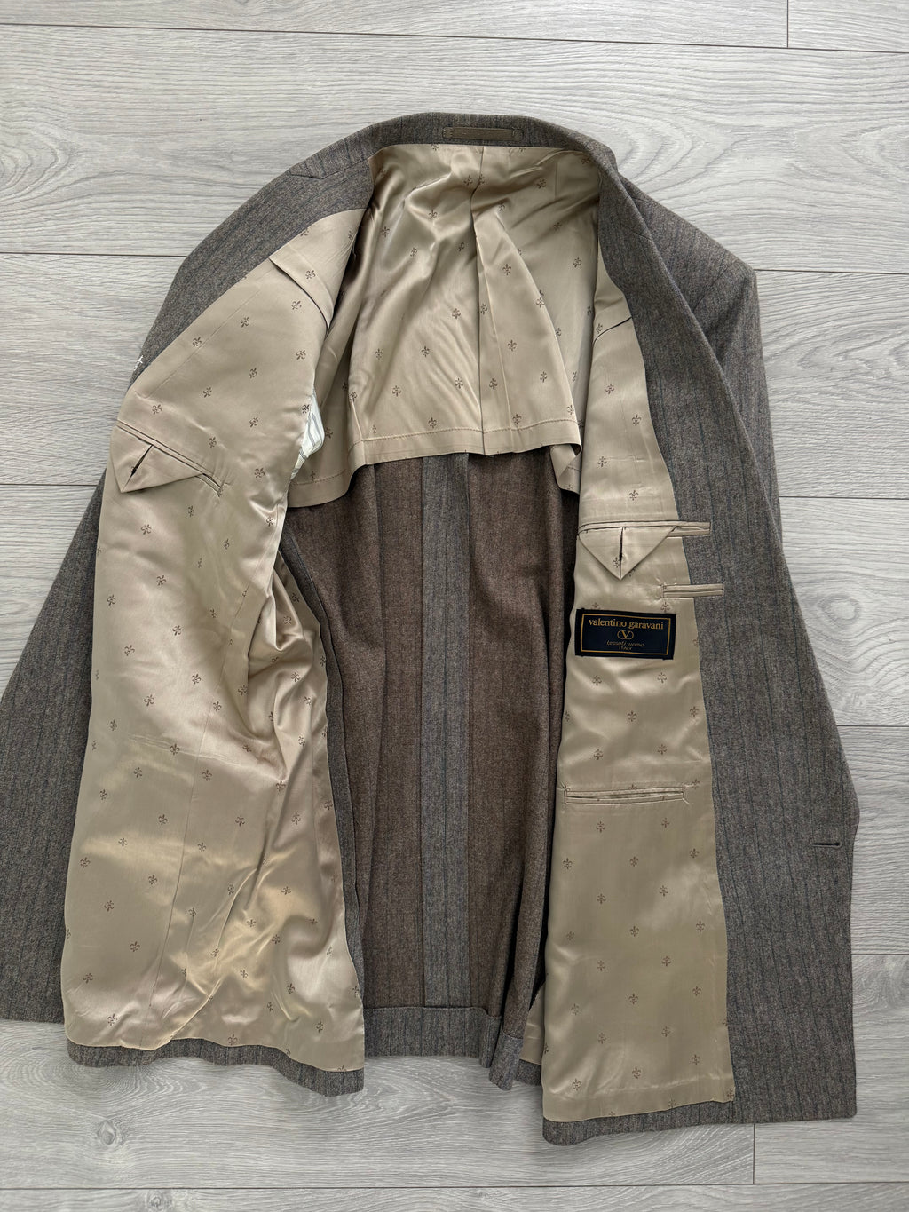Valentino 1980s Peaked Lapel Double Breasted Pleated Wool Suit - Size XL Jacket / 40" Waist