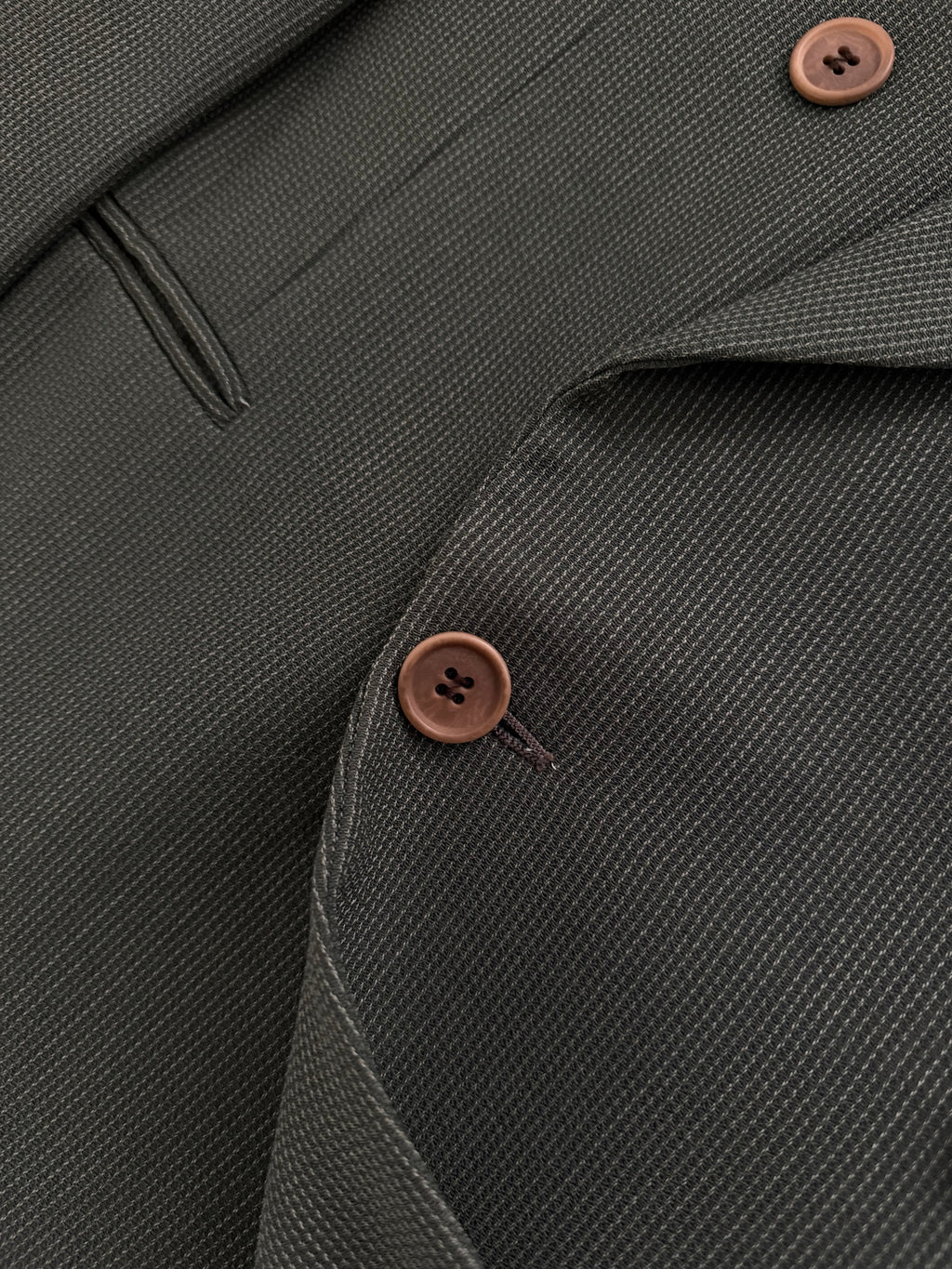 Giorgio Armani 1980s Peaked Lapel Double Breasted Pleated Textured Wool Suit - Size XL Jacket / 32"