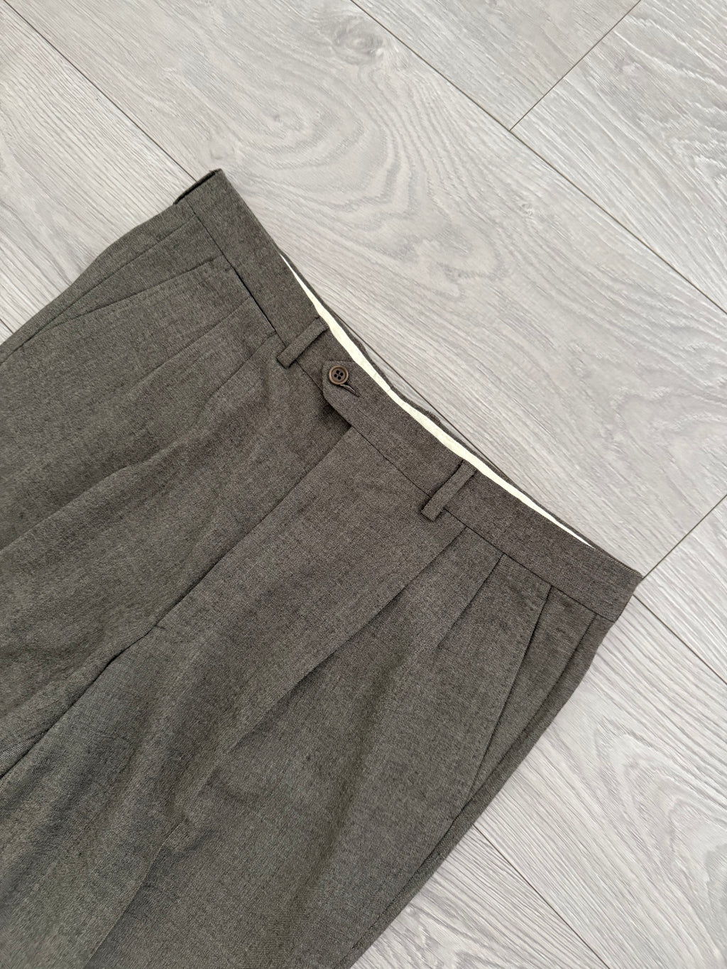 Valentino 1980s Peaked Lapel Double Breasted Pleated Wool Suit Taupe - Size XL Jacket / 35" Waist