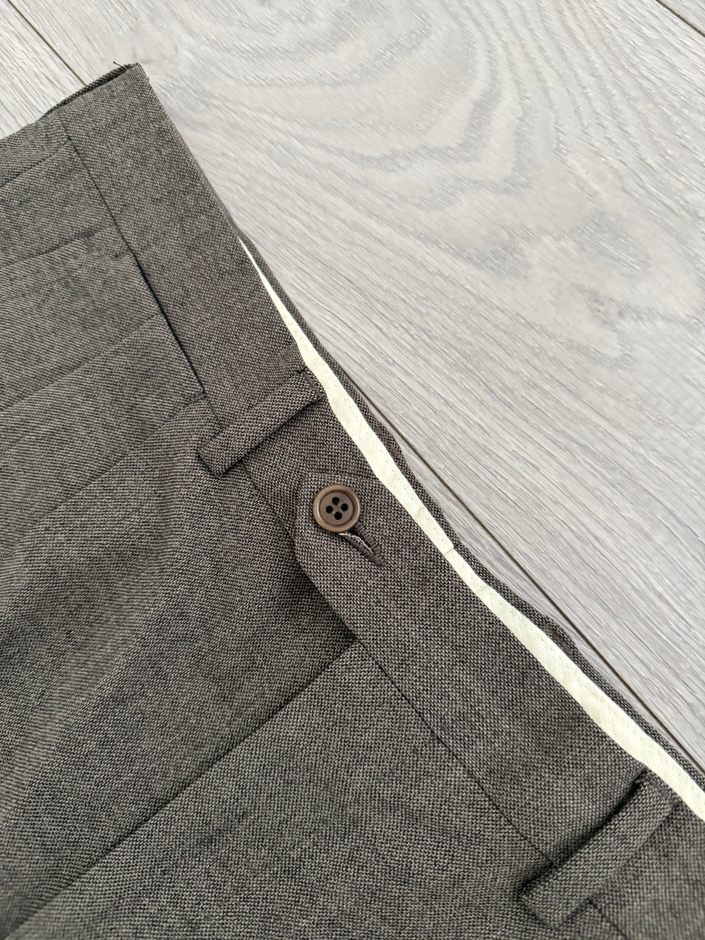 Valentino 1980s Peaked Lapel Double Breasted Pleated Wool Suit Taupe - Size XL Jacket / 35" Waist