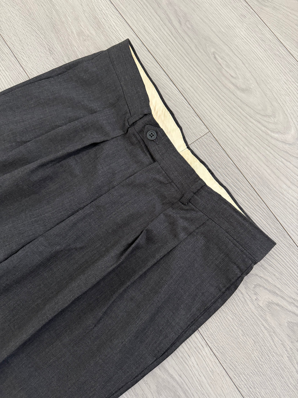 Giorgio Armani 1980s Peaked Lapel Double Breasted Wool Pleated Suit Grey - Size M Jacket / 32" Waist