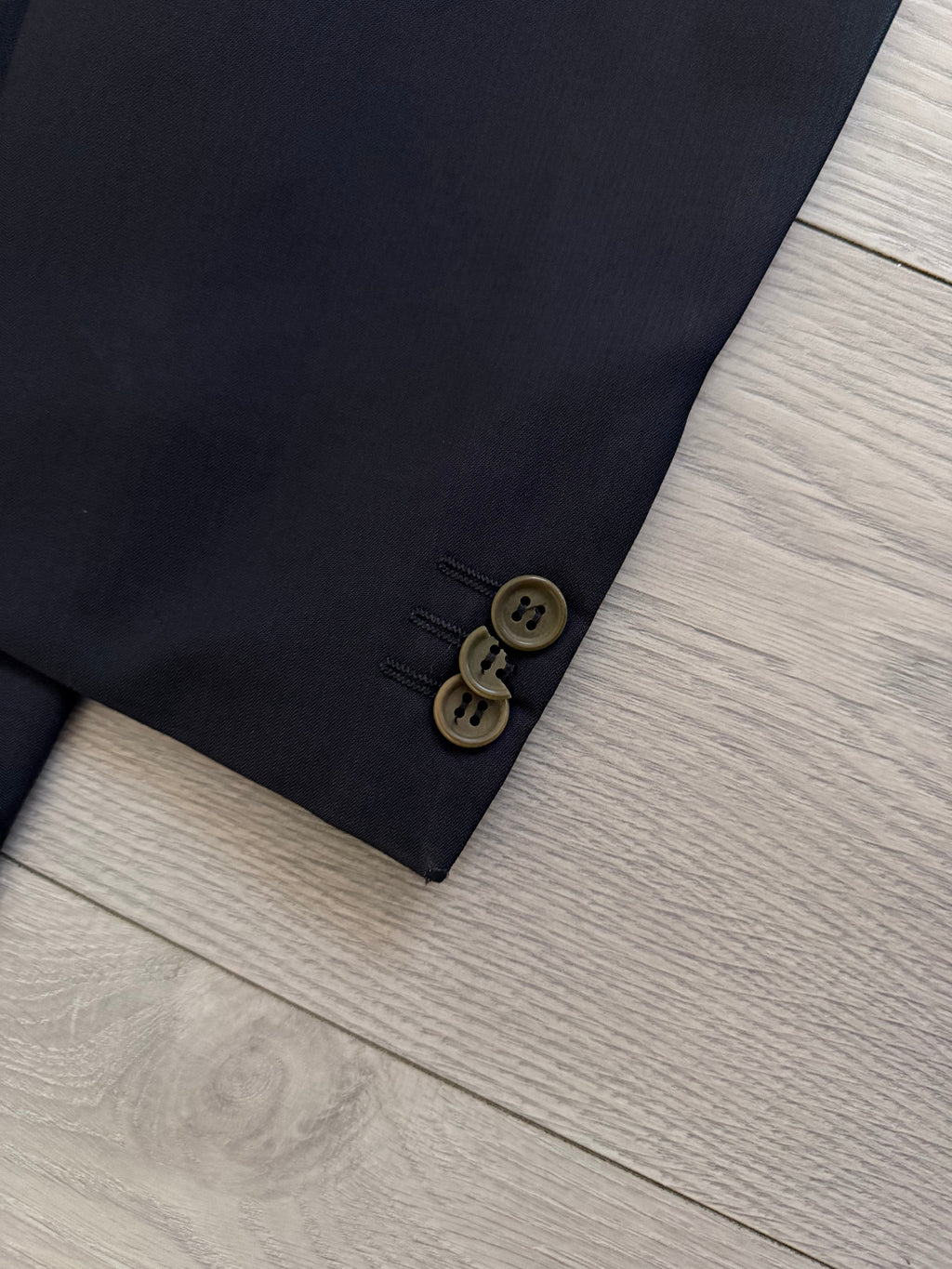 Giorgio Armani Black Label 1990s 2B Pleated Navy Wool Silk Suit - Size L Jacket / 34" Waist