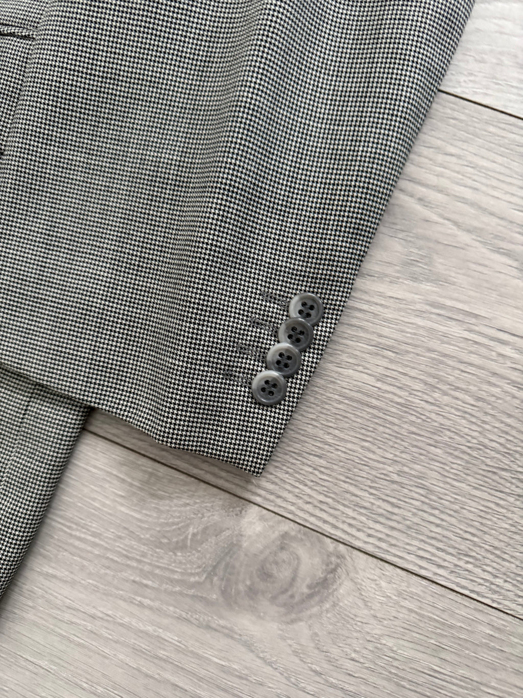Givenchy 1980s 3B Pleated Wool Textured Grey Suit - Size XL Jacket / 35" Waist