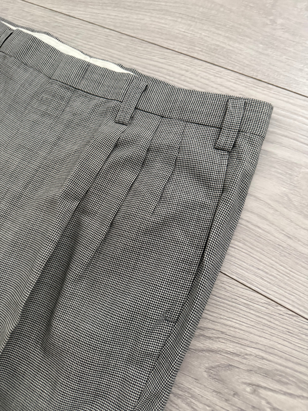 Givenchy 1980s 3B Pleated Wool Textured Grey Suit - Size XL Jacket / 35" Waist