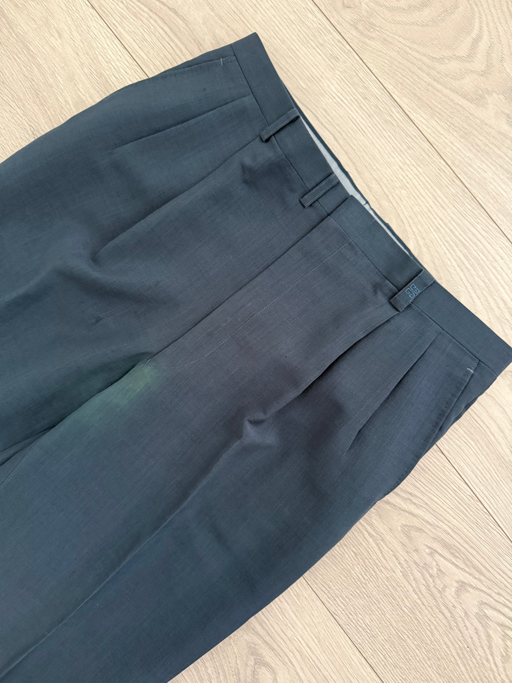 Givenchy 1980s 2B Pleated Wool Textured Blue Lightweight Suit - Size L Jacket / 35" Waist
