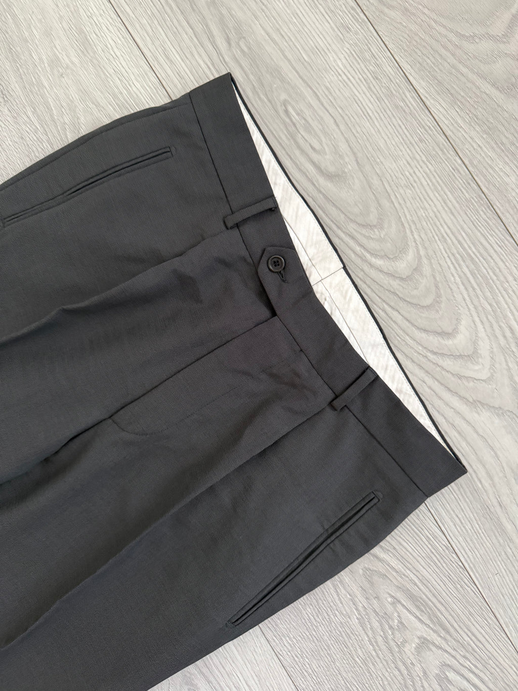 Hugo Boss 1990s 4B Pleated Wool Suit Grey - Size L Jacket / 33" Waist