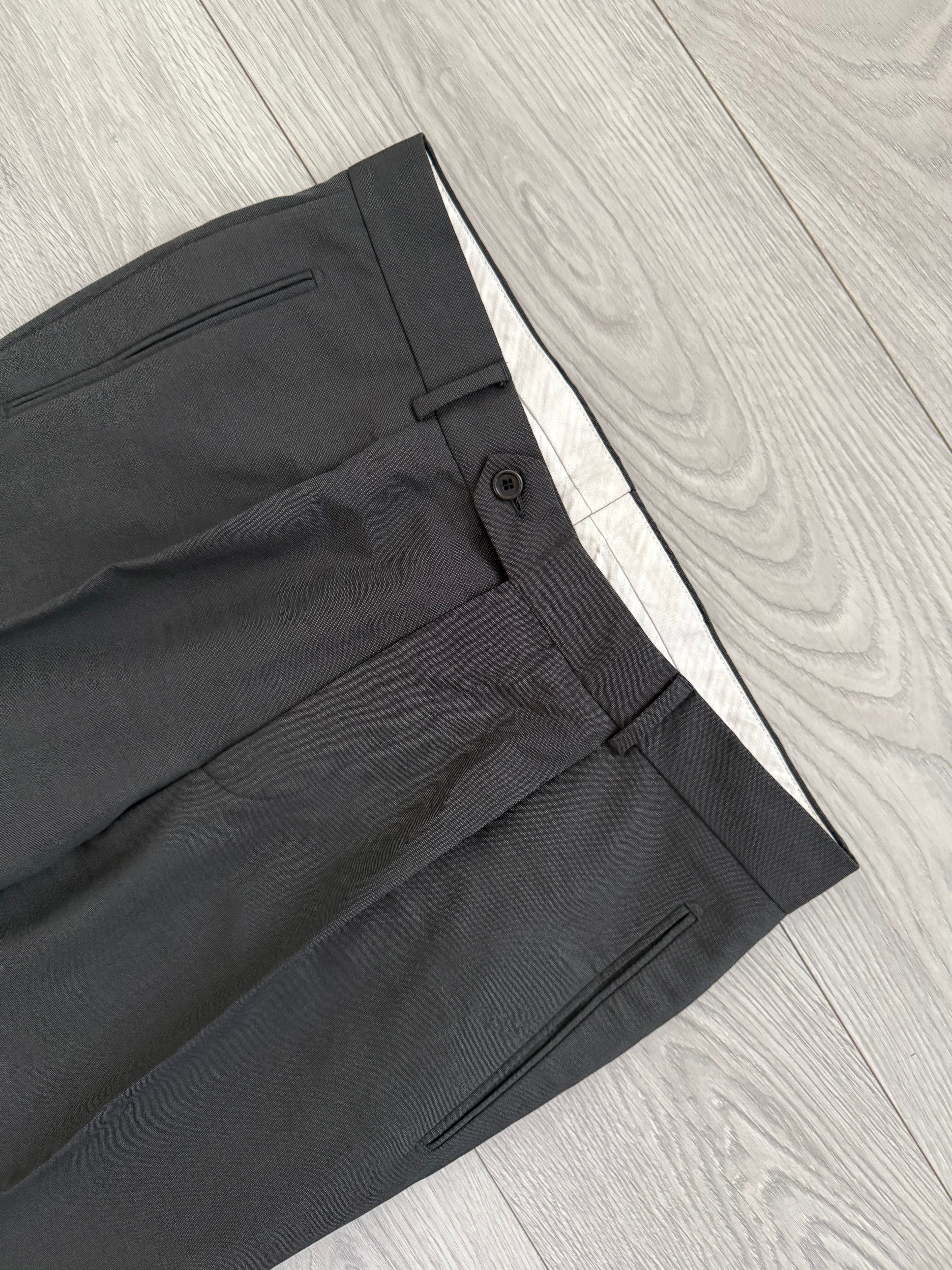 Hugo Boss 1990s 4B Pleated Wool Suit Grey - Size L Jacket / 33" Waist