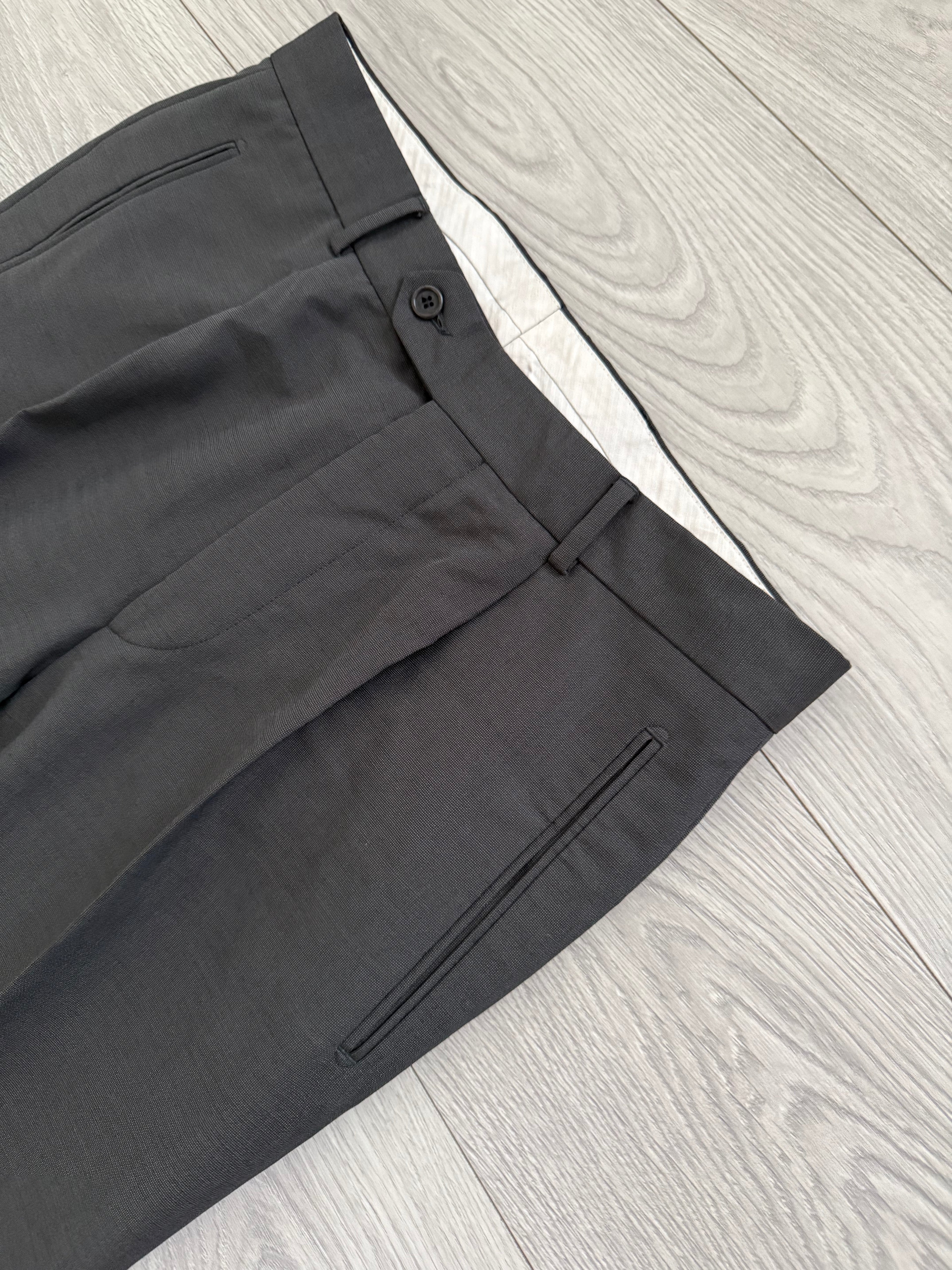 Hugo Boss 1990s 4B Pleated Wool Suit Grey - Size L Jacket / 33" Waist