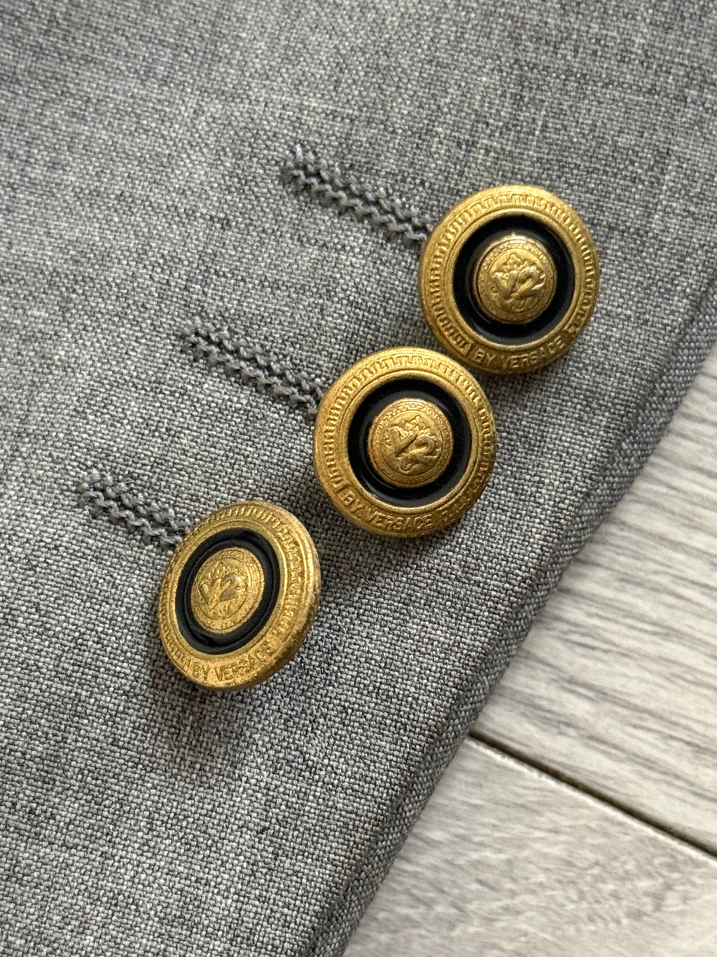 Versace 1980s 1B Pleated Wool Metal Button Grey Suit - Size XL Jacket / 36" Waist