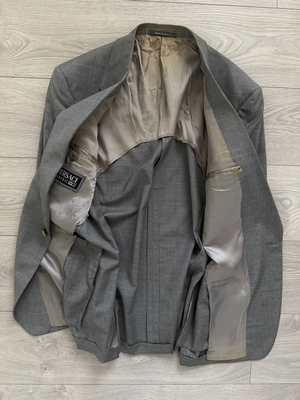 Versace 1980s 1B Pleated Wool Metal Button Grey Suit - Size XL Jacket / 36" Waist