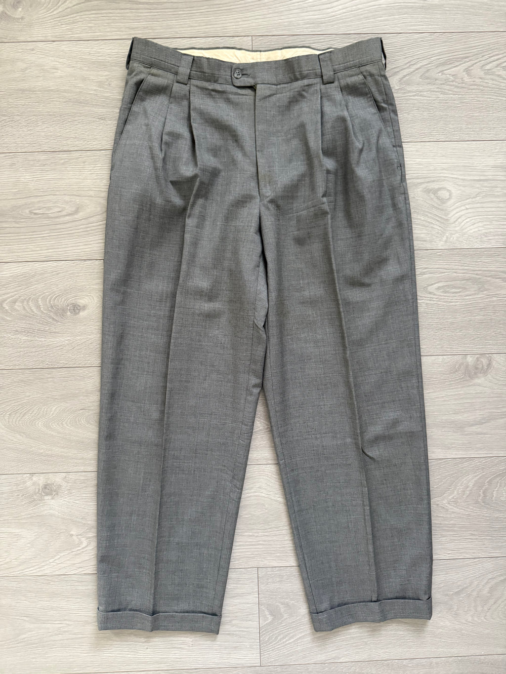 Versace 1980s 1B Pleated Wool Metal Button Grey Suit - Size XL Jacket / 36" Waist