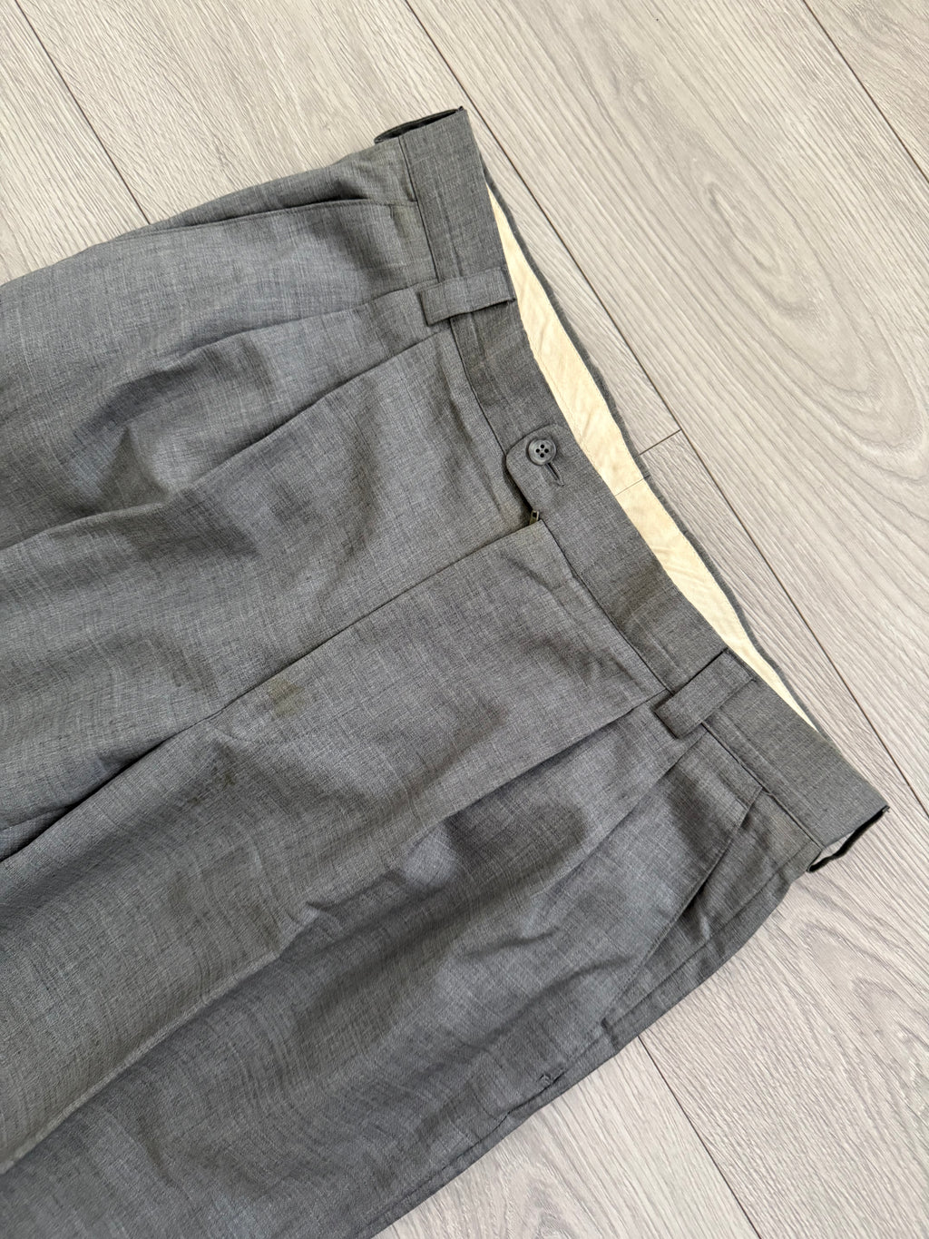 Versace 1980s 1B Pleated Wool Metal Button Grey Suit - Size XL Jacket / 36" Waist