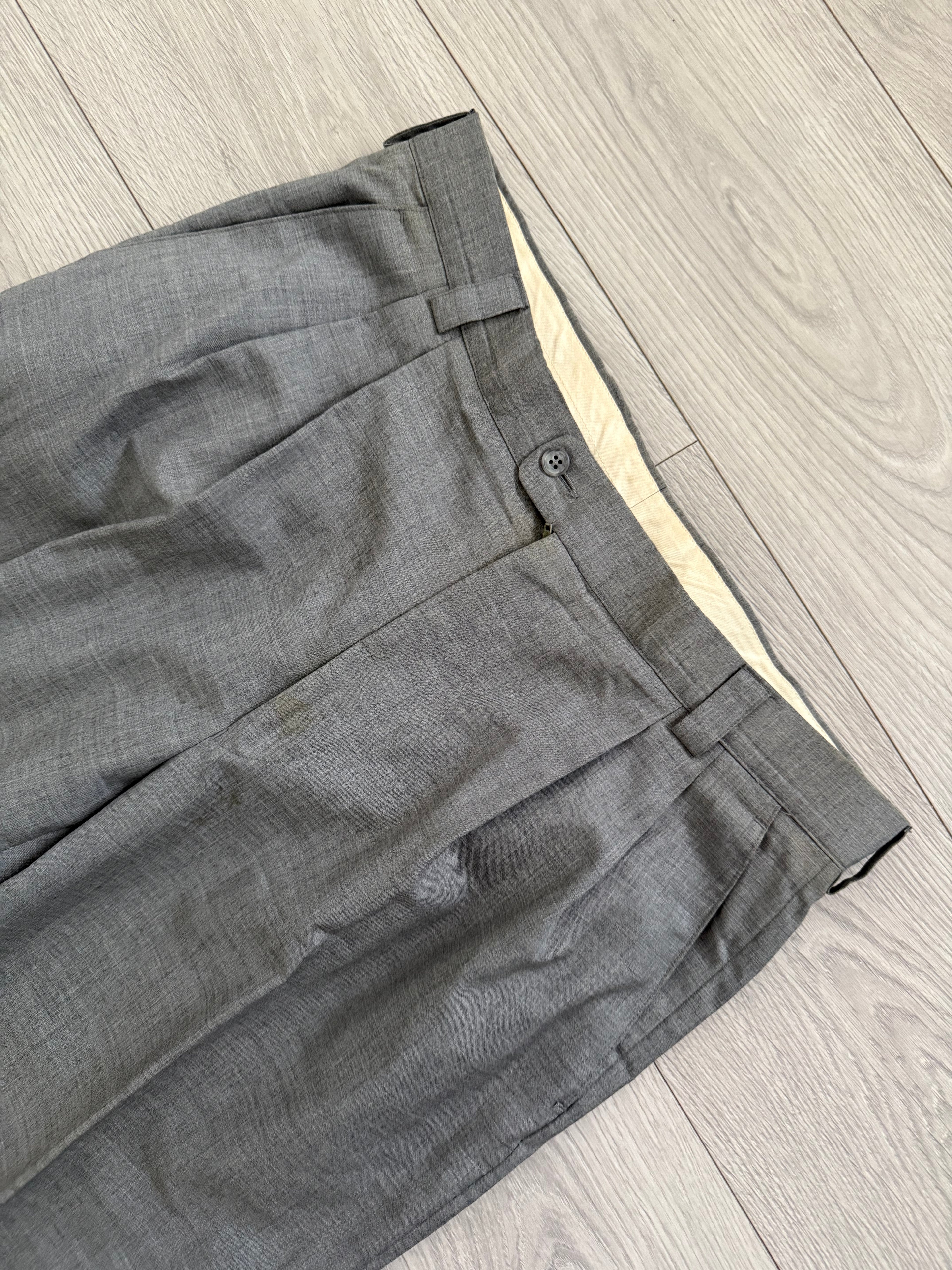 Versace 1980s 1B Pleated Wool Metal Button Grey Suit - Size XL Jacket / 36" Waist