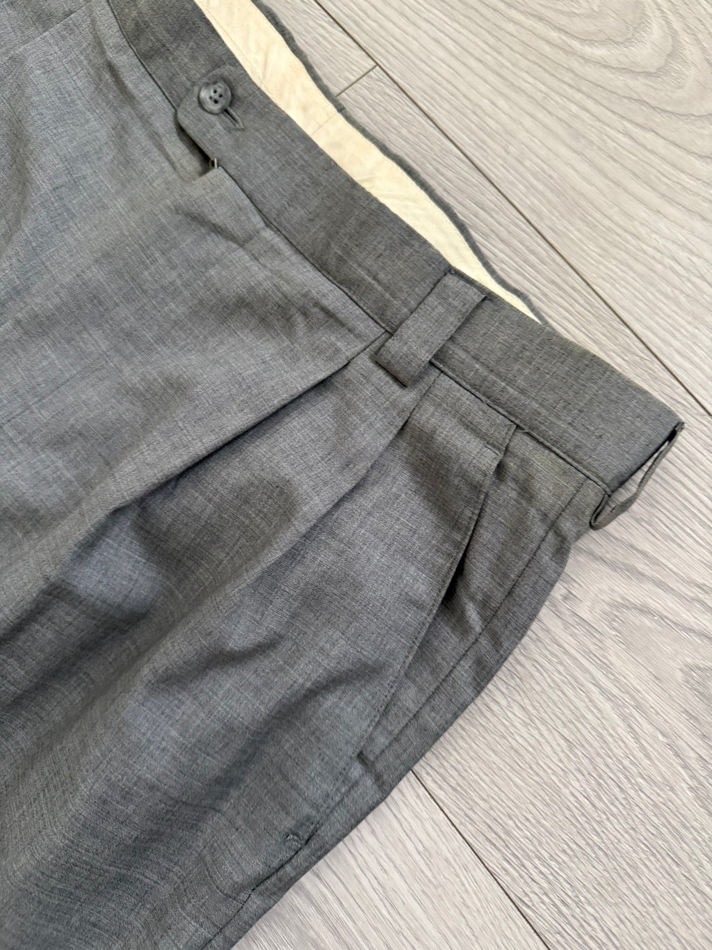 Versace 1980s 1B Pleated Wool Metal Button Grey Suit - Size XL Jacket / 36" Waist