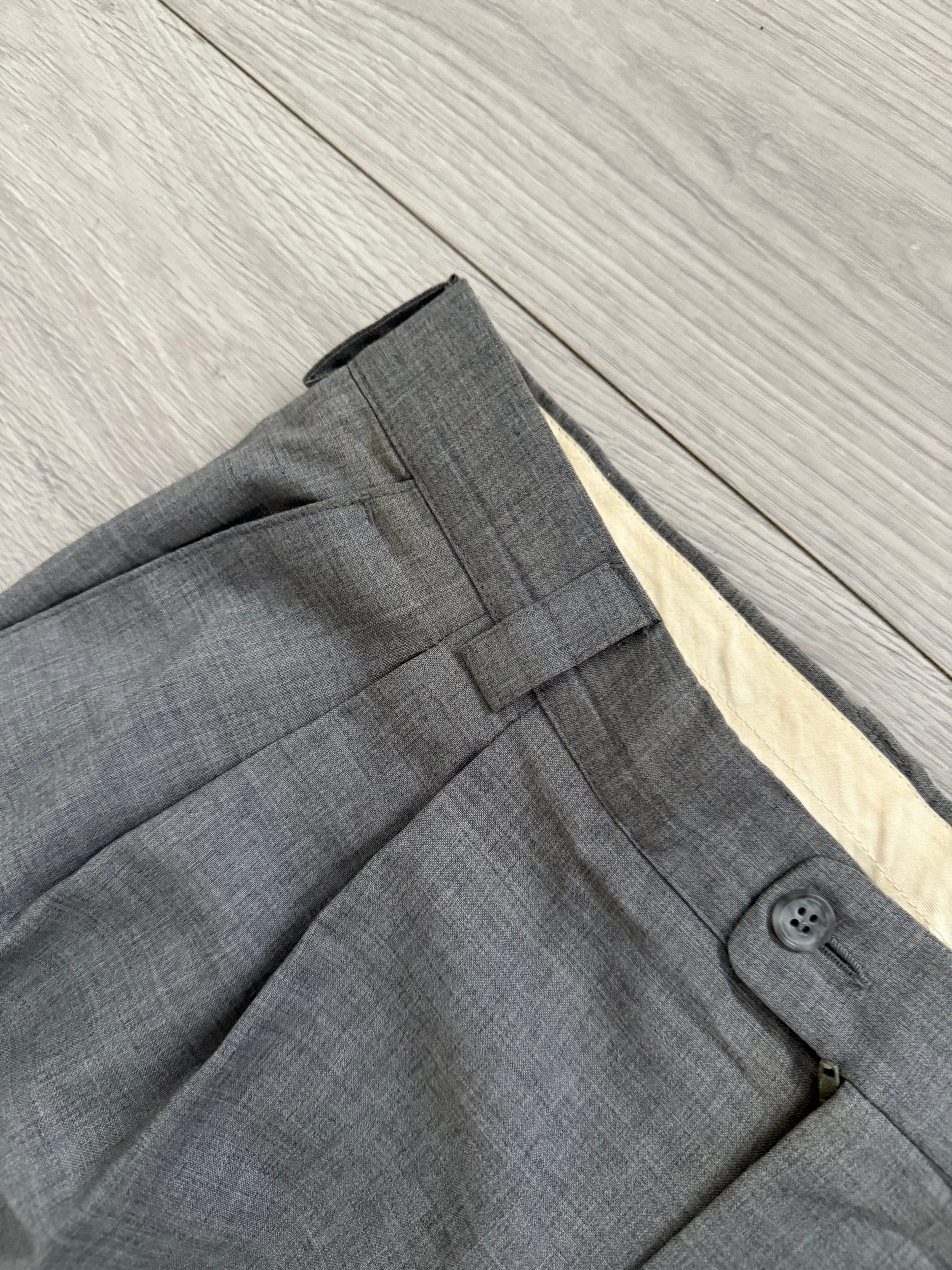 Versace 1980s 1B Pleated Wool Metal Button Grey Suit - Size XL Jacket / 36" Waist