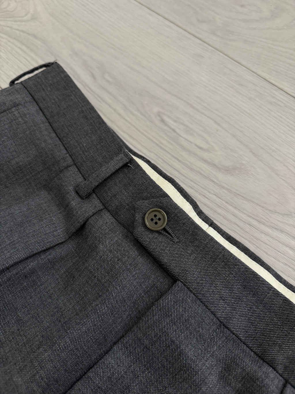Emporio Armani 1990s Peaked Lapel Double Breasted Double-Pleated Wool Suit Grey - Size M Jacket / 32" Waist