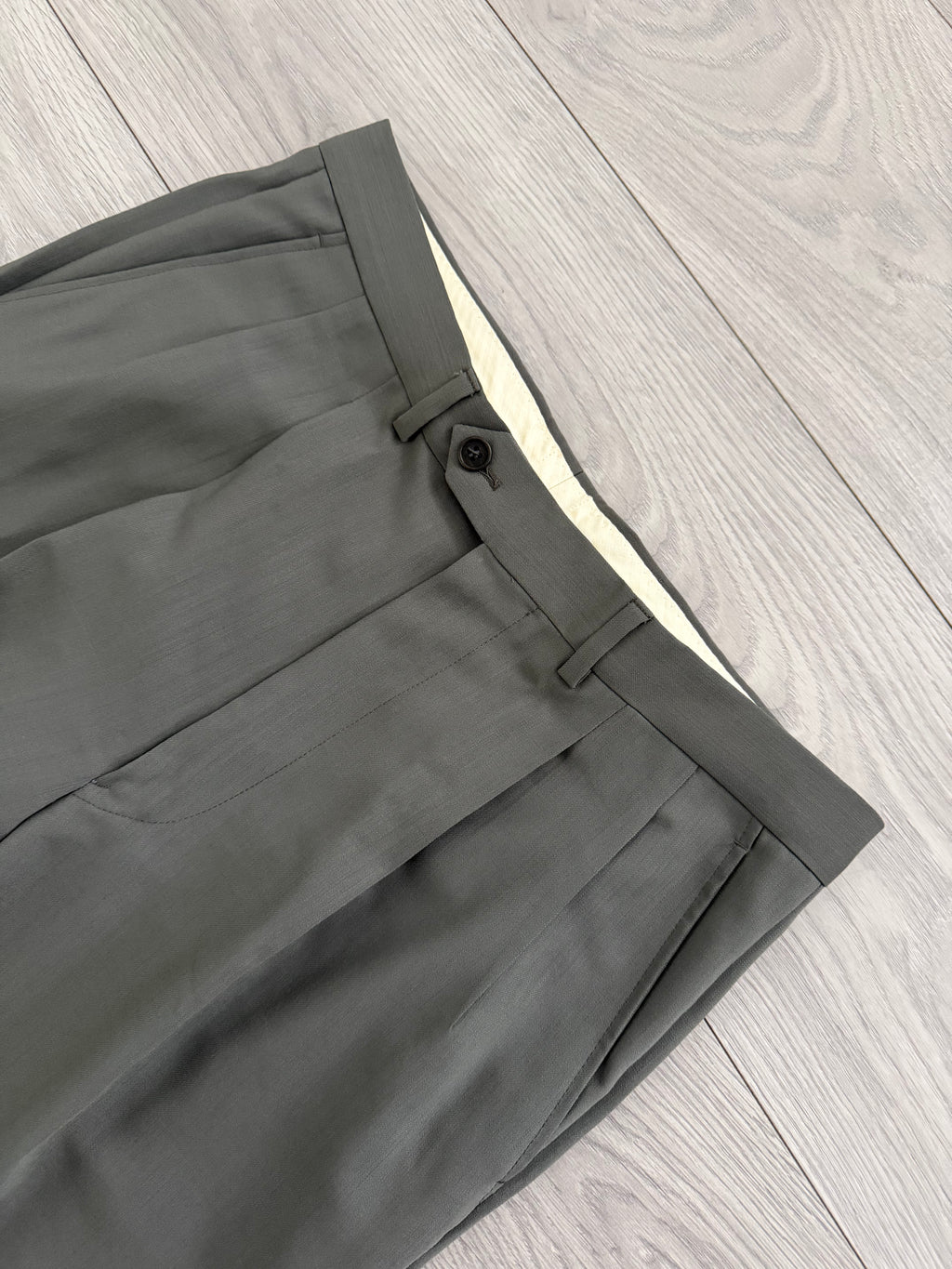 Giorgio Armani 1980s Peaked Lapel Double Breasted Double-Pleated Wool Suit Taupe Green - Size M Jacket / 32" Waist