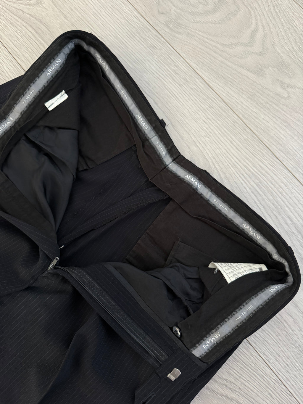 Armani 1990s 3B Lightweight Pinstripe Pleated Draped Wool Suit Dark Navy - Size M Jacket / 32" Waist