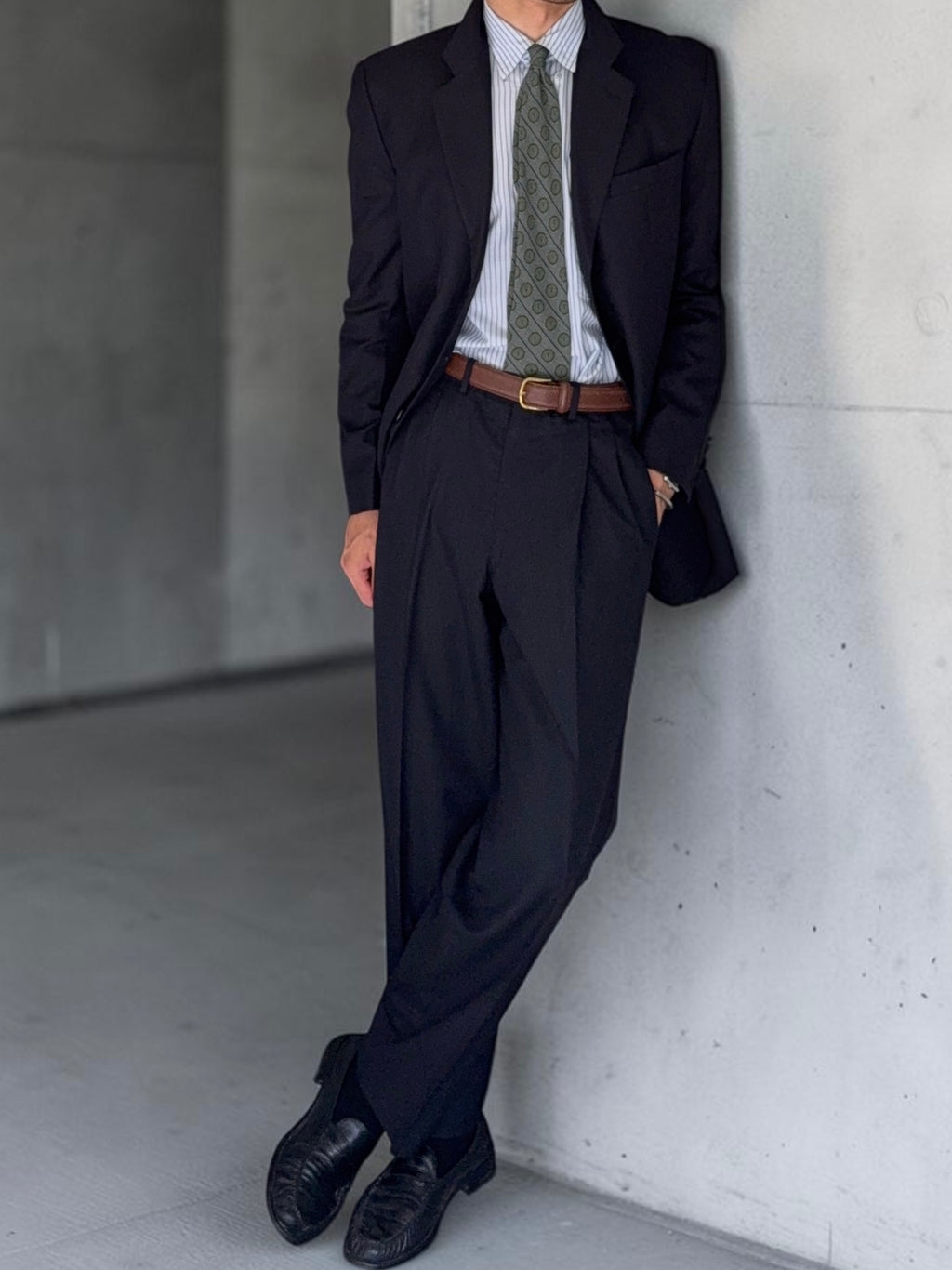 Armani 1990s 3B Super 150s Navy Pleated Wool Suit - Size M Jacket / 32" Waist