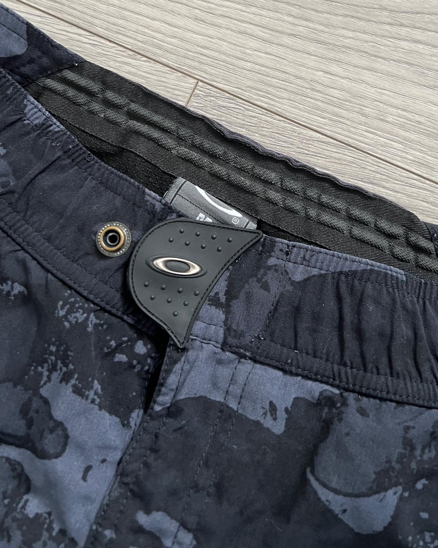 Oakley 2000s Technical Vent Zipper Midnight Camo Shorts - Size 30 to 32